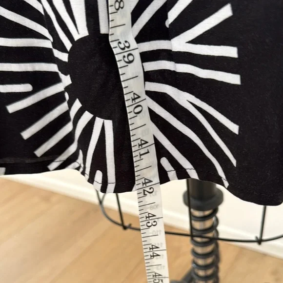 Elegant Black and White Patterned Skirt - Picture 6 of 9